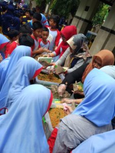 Siswa SD PK Kottabarat antre makanan tradisional