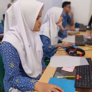 Peserta simulasi UNBK di SMA Muhammadiyah 1 Surakarta.