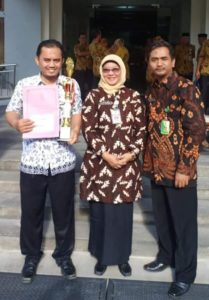 Aryanto (kiri) bersama Etty Retnowati SH MH (tengah), kepala dinas Pendidikan kota Surakarta dan Muhdiyatmoko, kepala SMP Muhammadiyah PK Kottabarat (kanan).