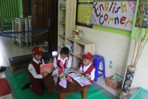English Corner, salah satu fasilitas di perpustakaan sekolah SD Muhammadiyah 1 Surakarta.