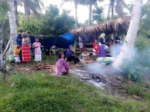 Warga korban gempa di Halmahera Utara, belum berani pulang ke rumahnya.