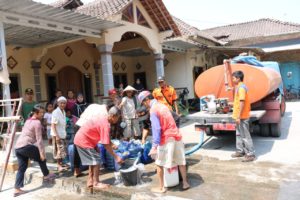 Penyaluran air bersih bantuan dari Kagama Solo Raya dan Lazismu Solo, Kamis (29/8/2019).
