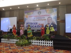 penampilan siswa pada seminar parenting.