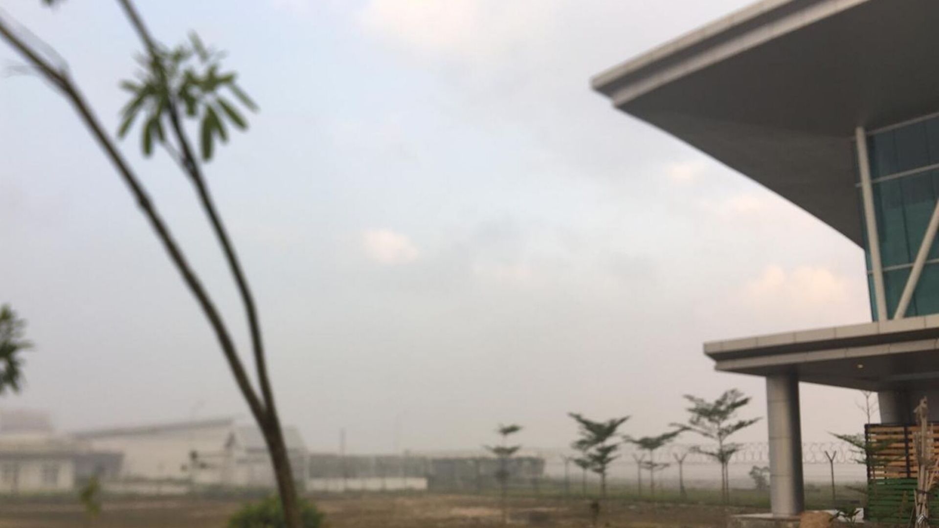 Bandar Udara Internasional Aji Pangeran Tumenggung Pranoto atau sering disingkat Bandar Udara APT Pranoto, di Kota Samarinda, Kalimantan Timur, Senin (23/9/2019) pagi ini, diselimuti asap lagi. Padahal, selama dua hari sebelumnya, penerbangan sudah berjalan normal. 