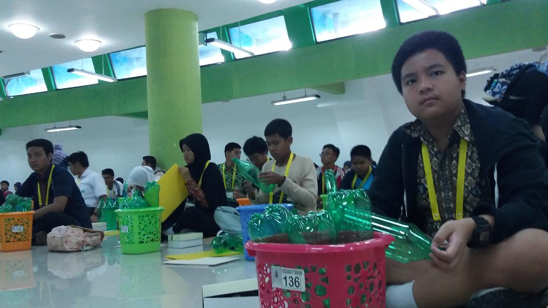 Jonathan, siswa PAX Bekasi saat mengikuti workshop pembuatan roket air pada KRAN 2019.