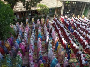 Siswa SD Muhammadiyah Tonggalan Shalat Istisqo' di halaman sekolahnya, Senin (28/10/2019).