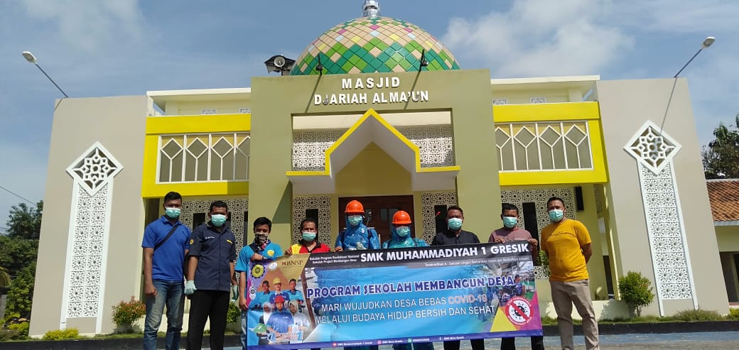 Cegah Penyebaran Corona, SMK Muhammadiyah 1 Gresik semprotkan disinfektan dan Strelisasi