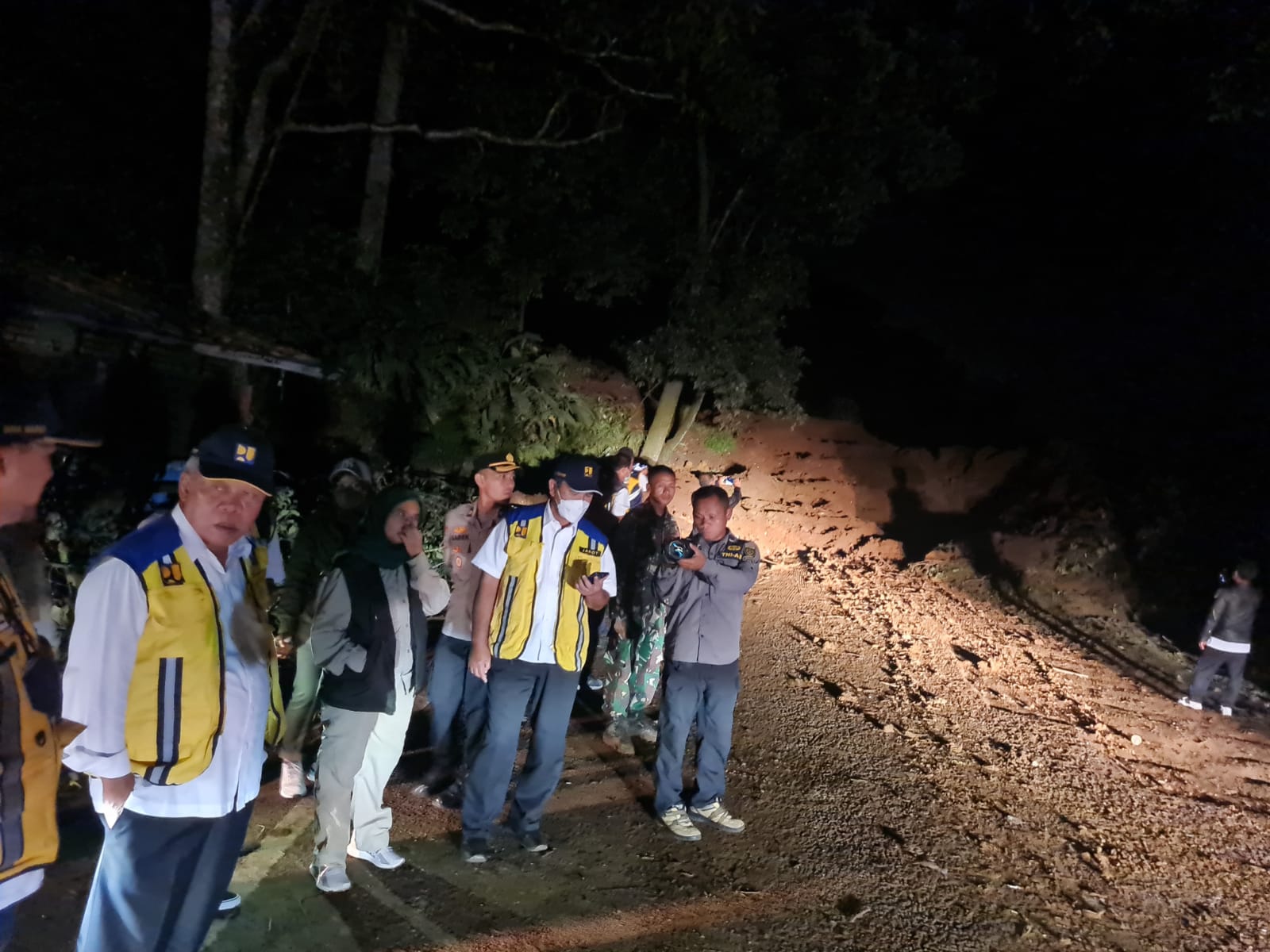 Menteri PUPR Tinjau Penanganan Longsoran Di Jalan Nasional Cianjur