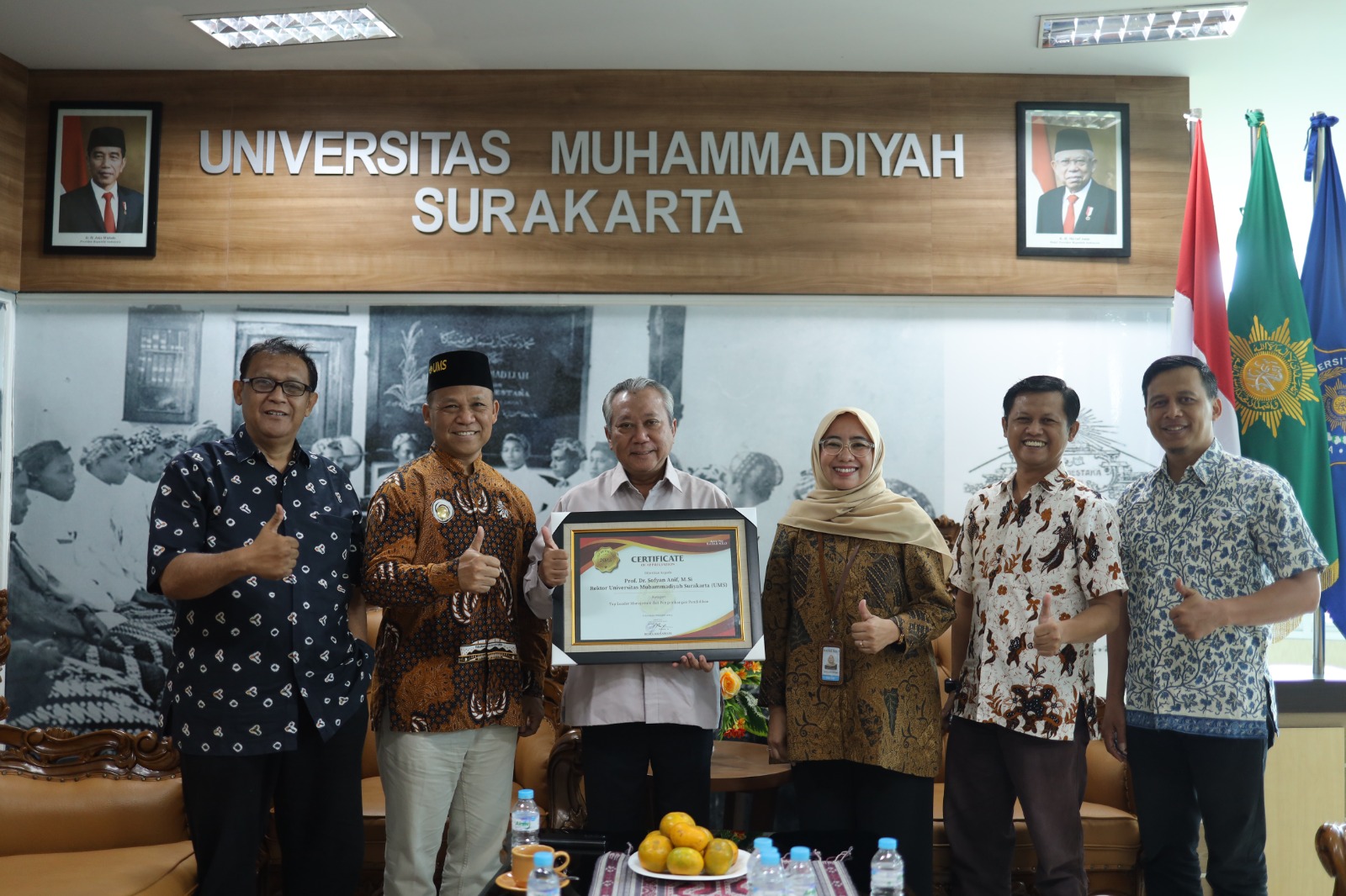 Rektor UMS Terima Penghargaan Top Leader Of The Year Dari Jawa Pos