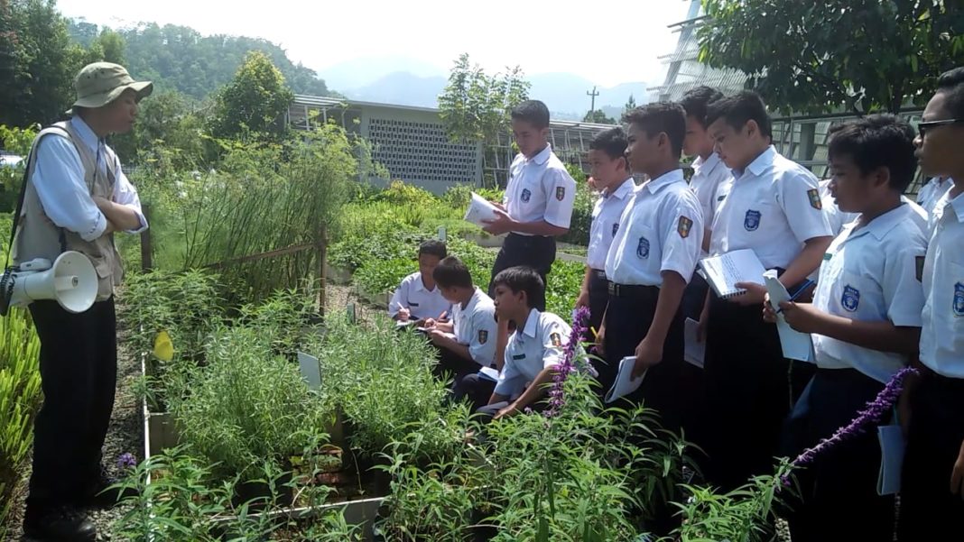 Siswa Program Khusus SMP Muhammadiyah 1 Simpon Dikenalkan Beragam Tanaman