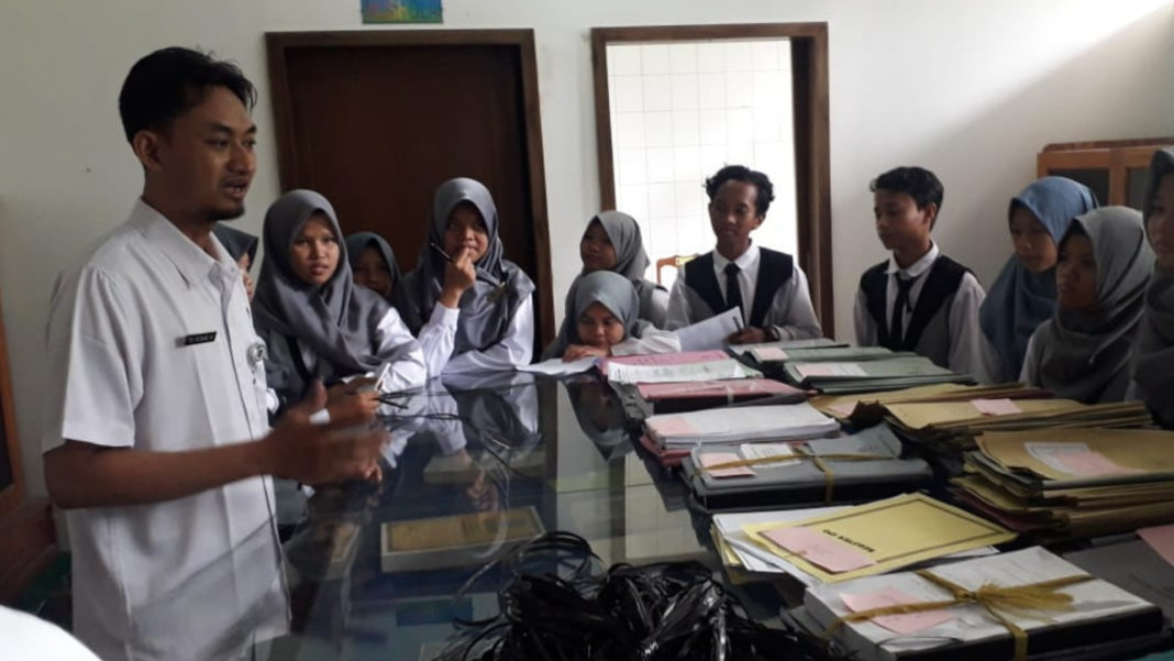 Siswa SMK Famuba Programkan Belajar ke Dinas Arpusda Kabupaten Tegal