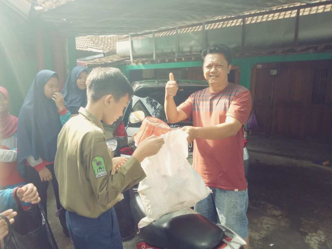 SDM PK Byl Peduli sampah at 11.28.40