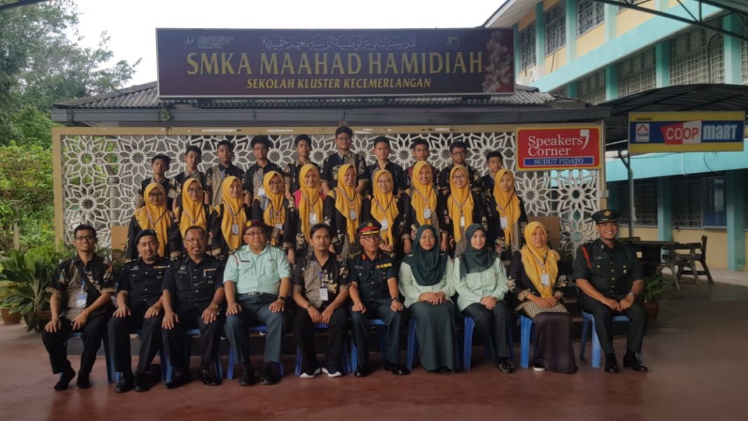 Siswa SMP Muhammadiyah PK Surakarta Edutrip ke Singapura dan Malaysia