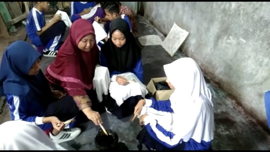 Siswa SMP Muhammadiyah 1 Simpon Membatik di Pusat Batik Laweyan Solo
