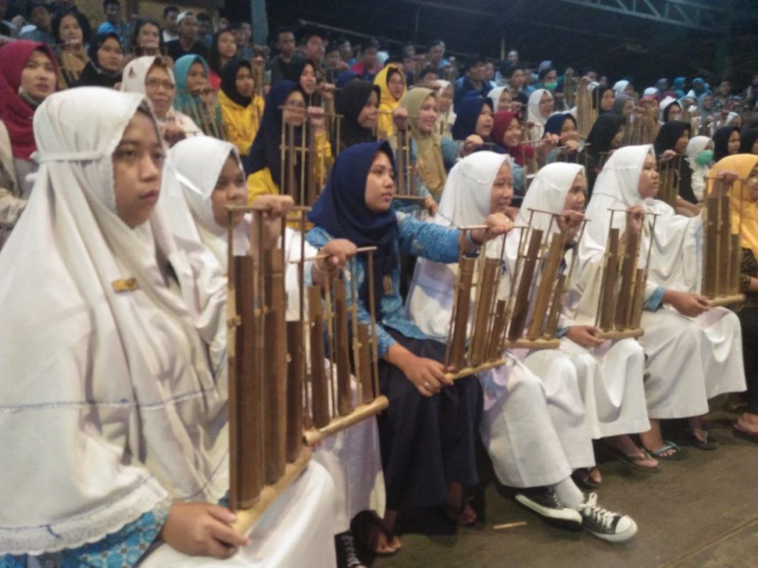 Siswa SMP Muhammadiyah 1 Simpon Bermain Angklung di Saung Angklung Udjo