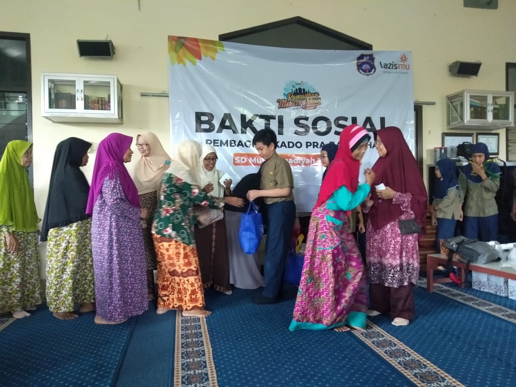 SD Muhammadiyah 1 Ketelan Gelar Bakti Sosial