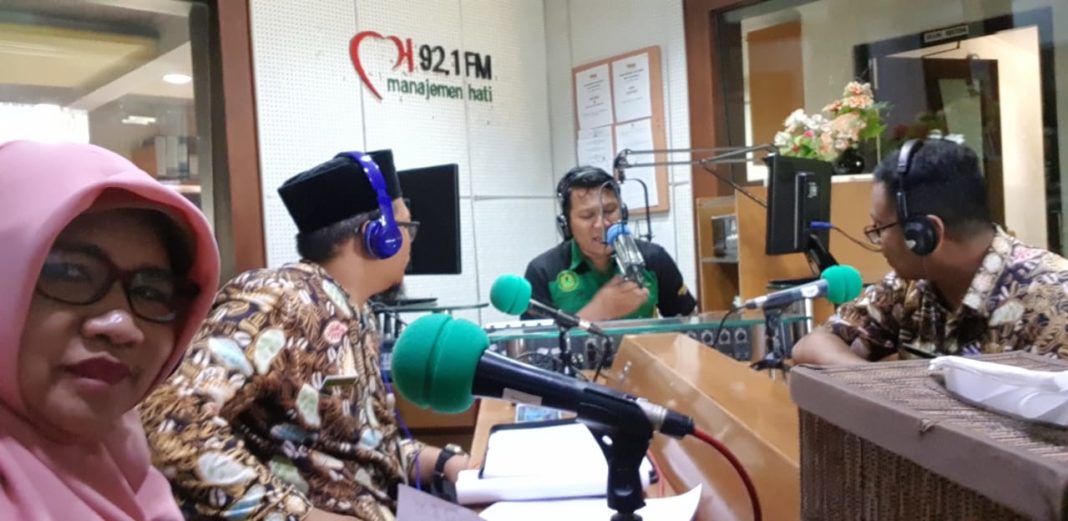 Guru SMA Muhammadiyah 1 Surakarta Isi Siaran di Radio