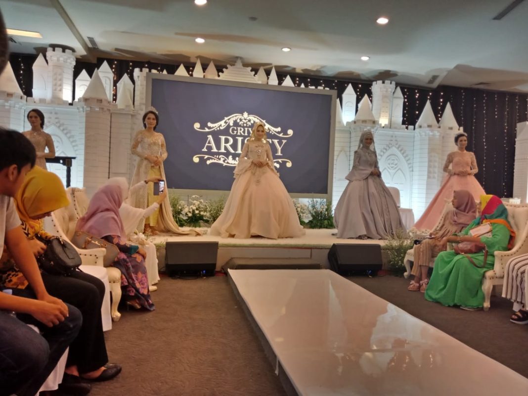 Fashion Show Busana Pengantin Menutup Rangkaian Bekasi Wedding Expo 5