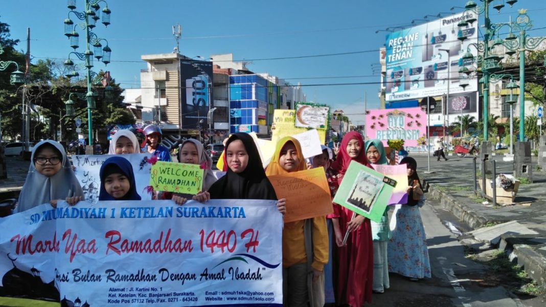 Ratusan Siswa SD Muhammadiyah 1 Ketelan Gelar Pawai