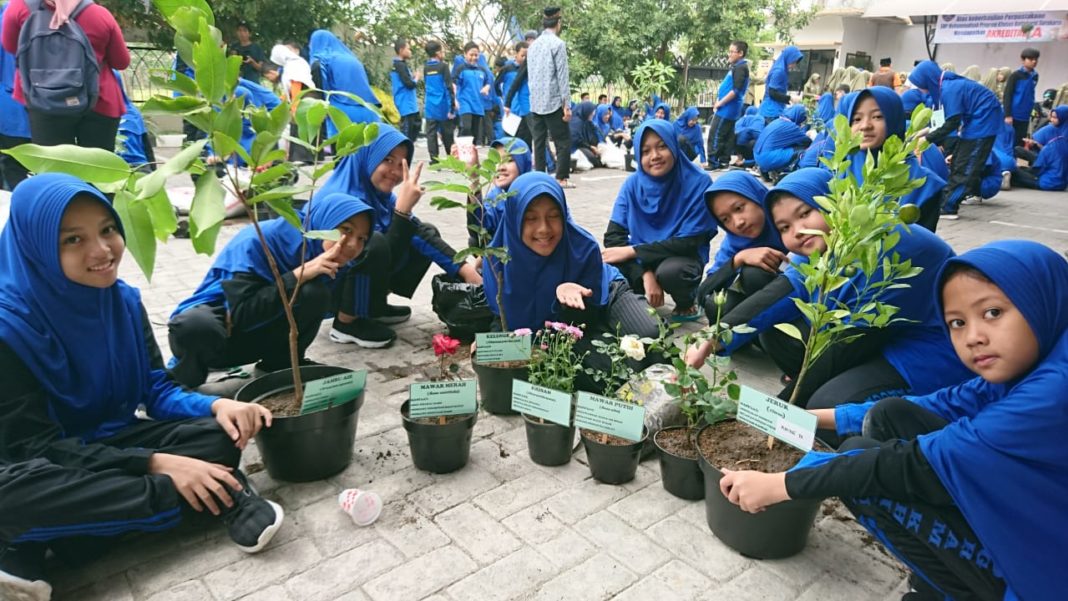 Siswa SMP Muhammadiyah PK Kottabarat Bercocok Tanam di Pot