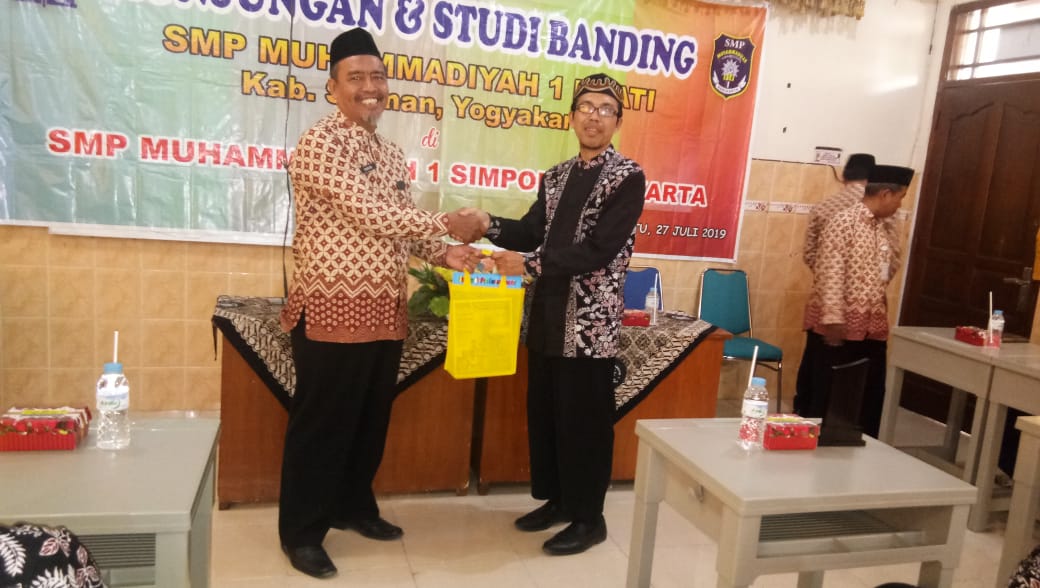 SMP Muhammadiyah 1 Simpon Berbagi Dengan SMP Muhammadiyah 1 Sleman