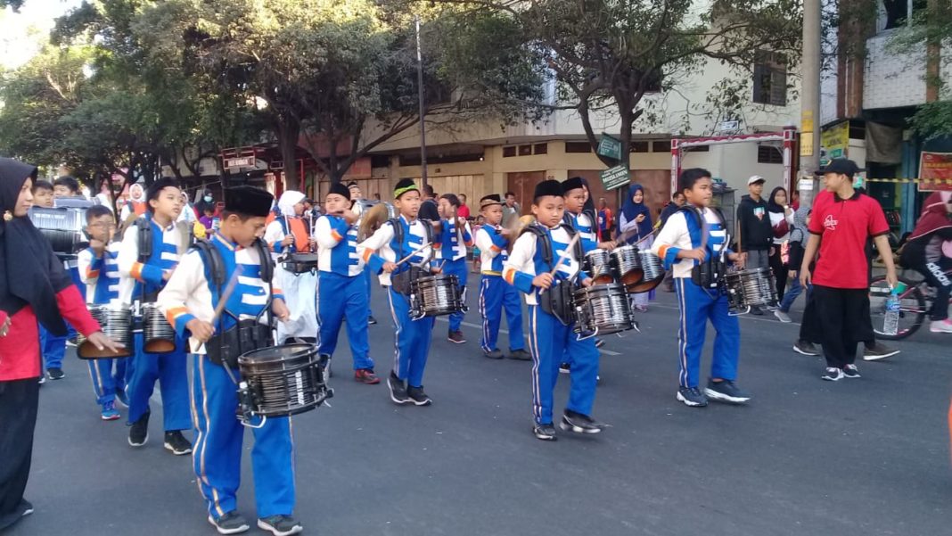 Drum Band SD Muhammadiyah 1 Ketelan Tampil Memukau di Peringatan Hari Anak Nasional