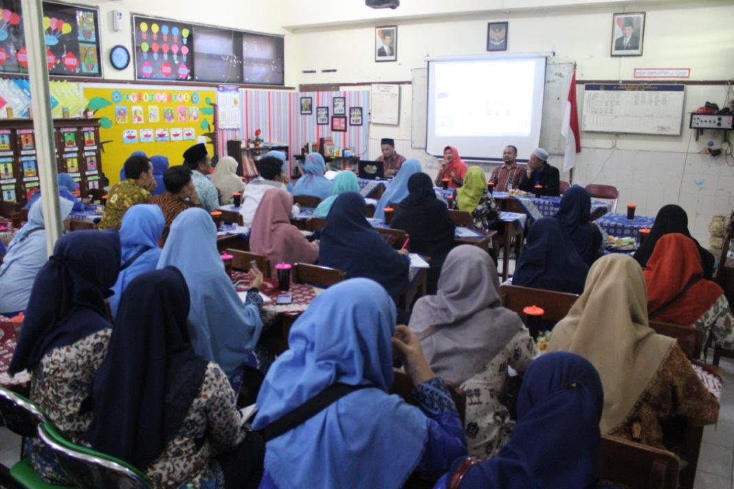 Guru dari Forum Guru Banjarnegara Kunjungi SD Muhammadiyah 1 Ketelan