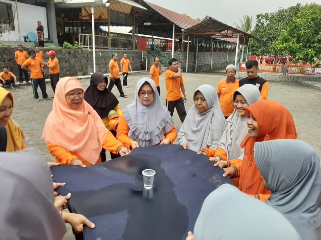 Guru SMP Muhammadiyah 1 Outbond di Karangpandan