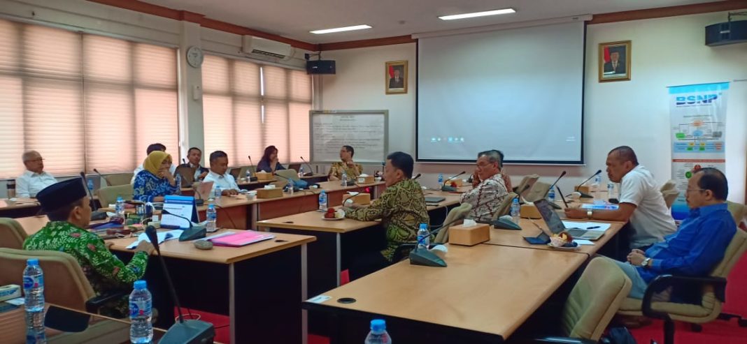 BSNP Evaluasi Hasil Workshop Penelaahan Draf Standar Isi