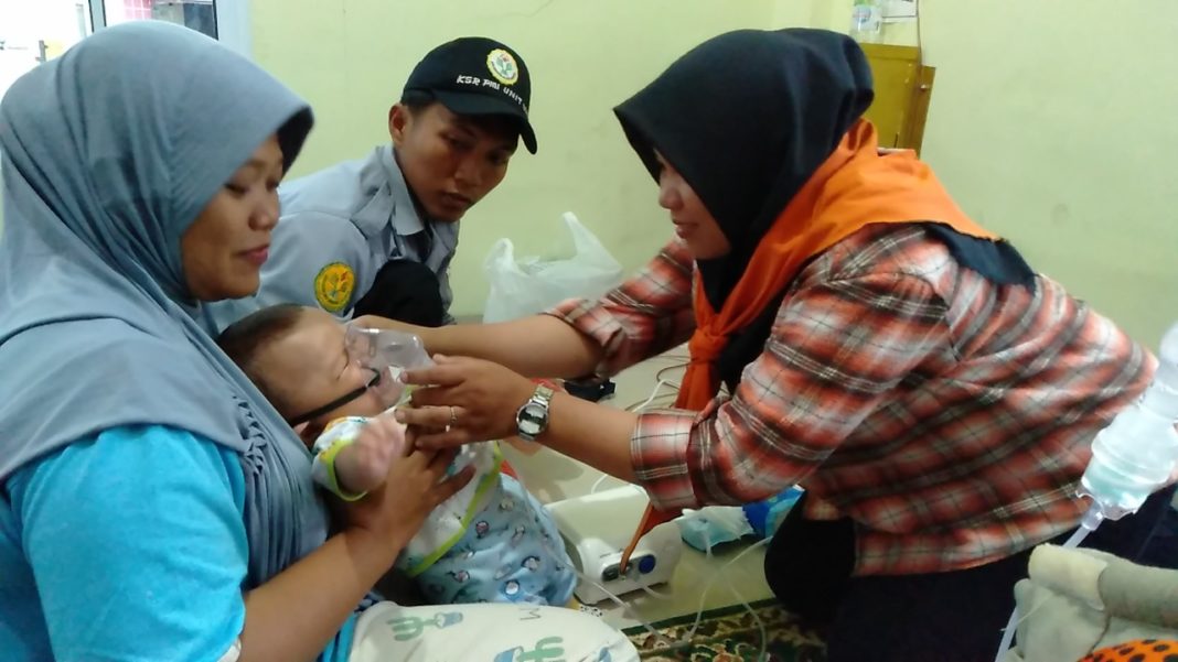 Relawan Mapala Muhammadiyah Lakukan Pengobatan Gratis