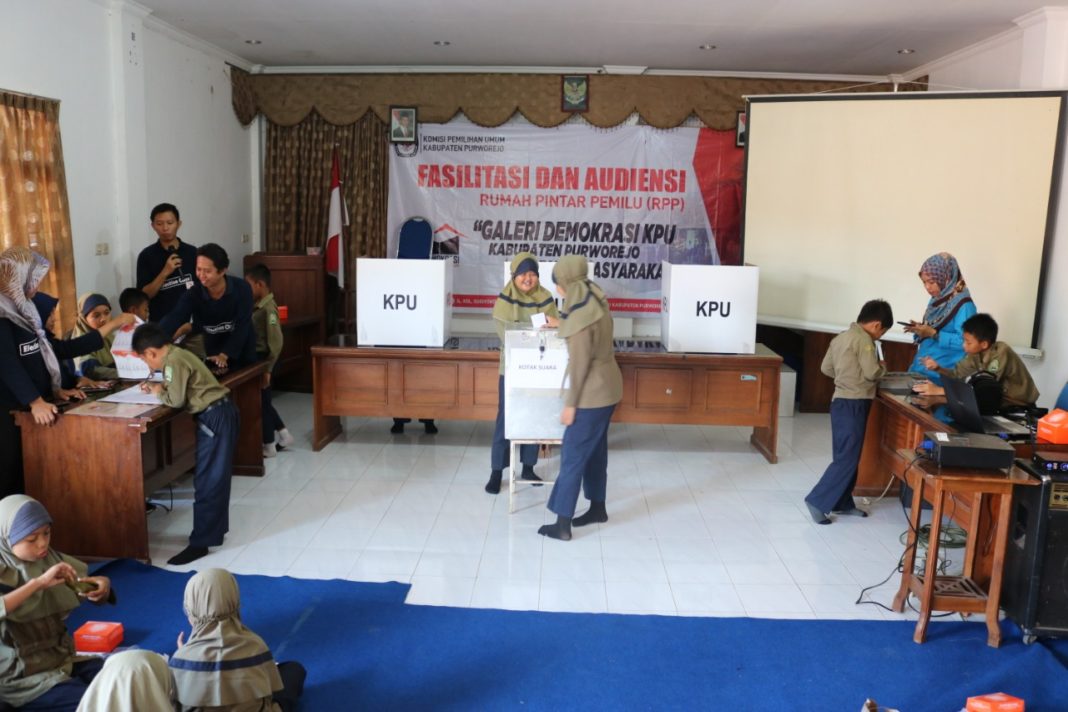 SD Muhammadiyah Purworejo Kunjungi KPU Purworejo