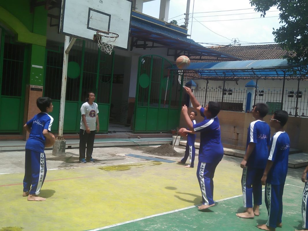 Ada Junior NBA Coaching Clinic di SMP Muhammadiyah 1 Simpon Solo