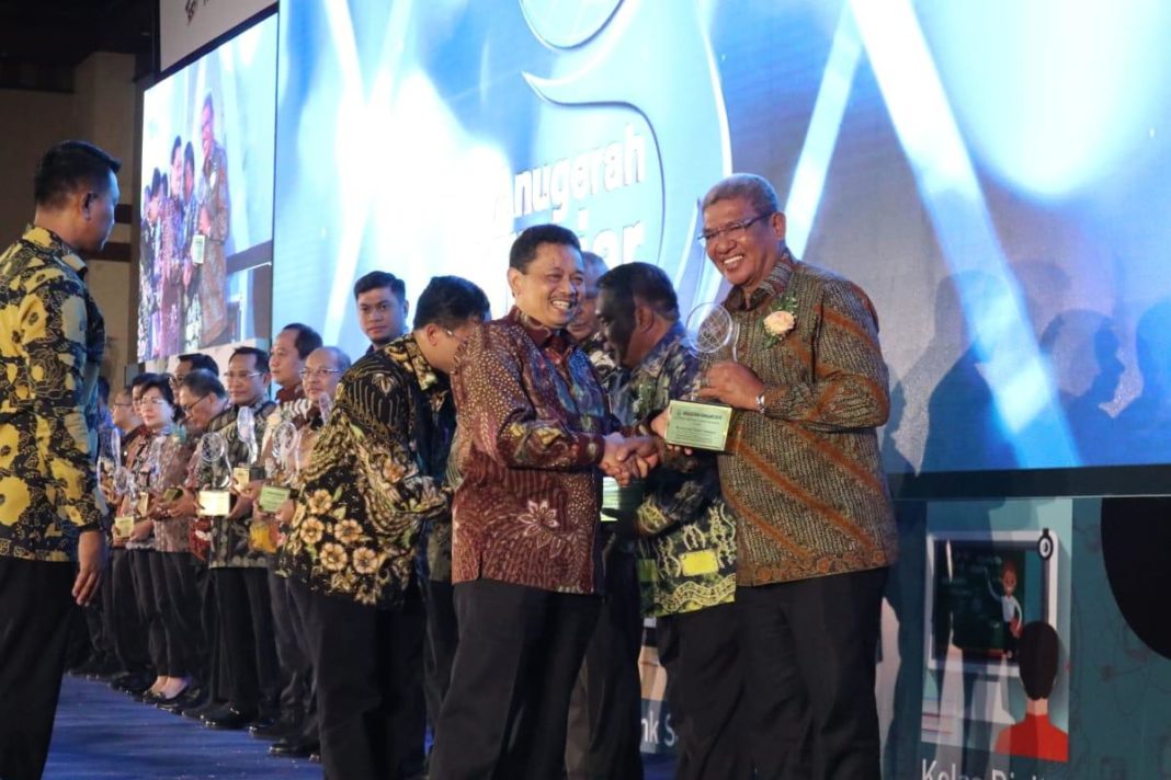 Sekjen Kemendikbud Didik Suhardi saat menyerahkan penghargaan Kihajar 2019 kepada Bupati Maluku Tenggara M Thaher Hanubun. (ist)