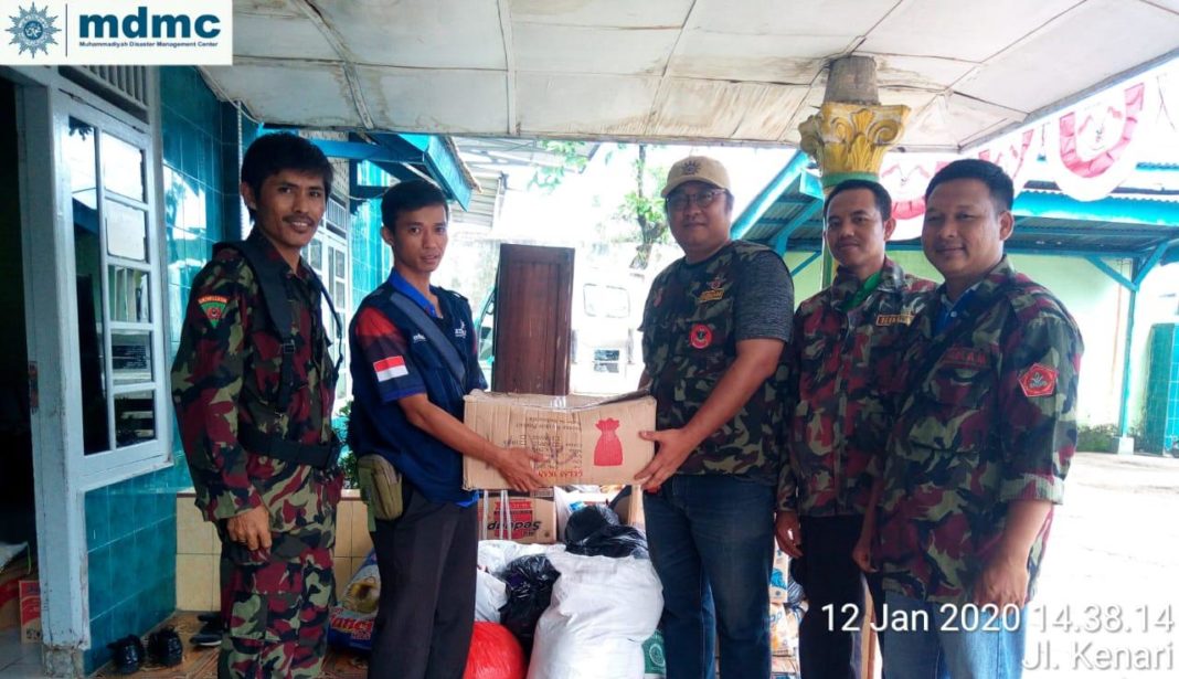 Pemuda Muhammadiyah Muara Enim Salurkan Bantuan Masyarakat Untuk Bencana Alam di Lahat