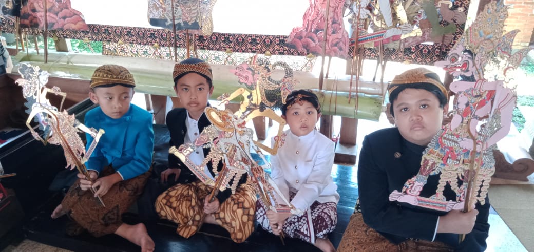 Kwartet Dalang Milenial SD Muhammadiyah 1 Ketelan Pentaskan “Sang Hanuman”