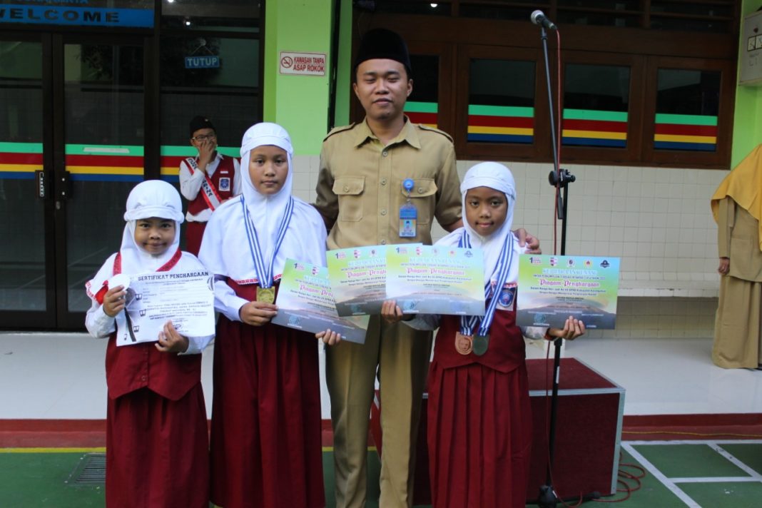 Tiga Siswa SD Muhammadiyah 1 Ketelan Sabet Juara Renang dan Matematika