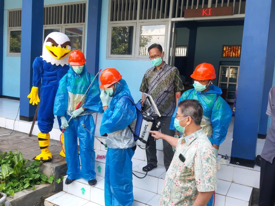 Cegah Penyebaran Corona, SMK Muhammadiyah 1 Gresik semprotkan disinfektan dan Strelisasi