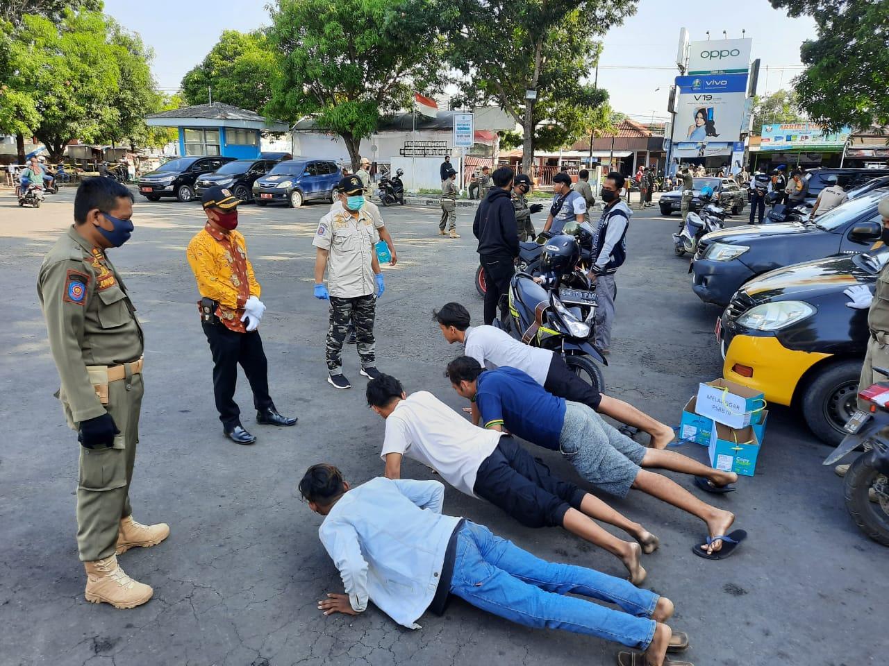 Pelanggar PSBB di Indramayu Diganjar Push Up hingga Membersihkan Terminal