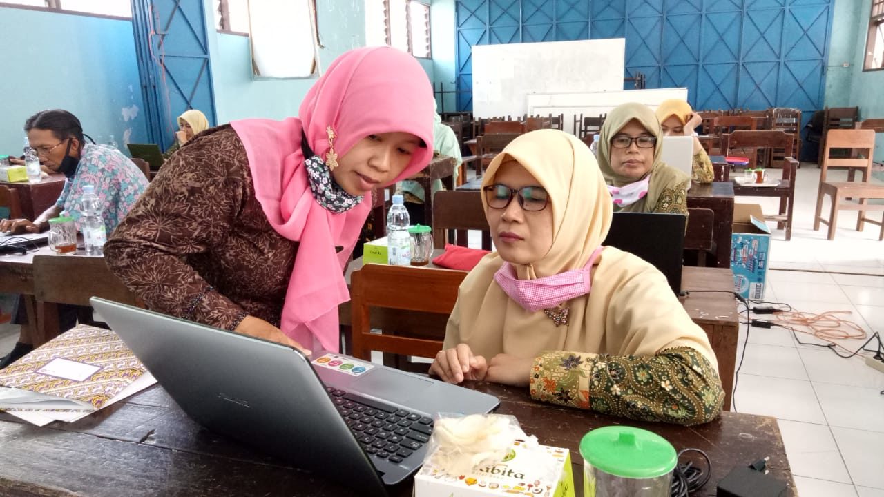 SMK Muhammadiyah 5 Surakarta Adakan Pembinaan Guru dan Karyawan dan Workshop Pembuatan Perabot Pembelajaran TP. 2020/2021