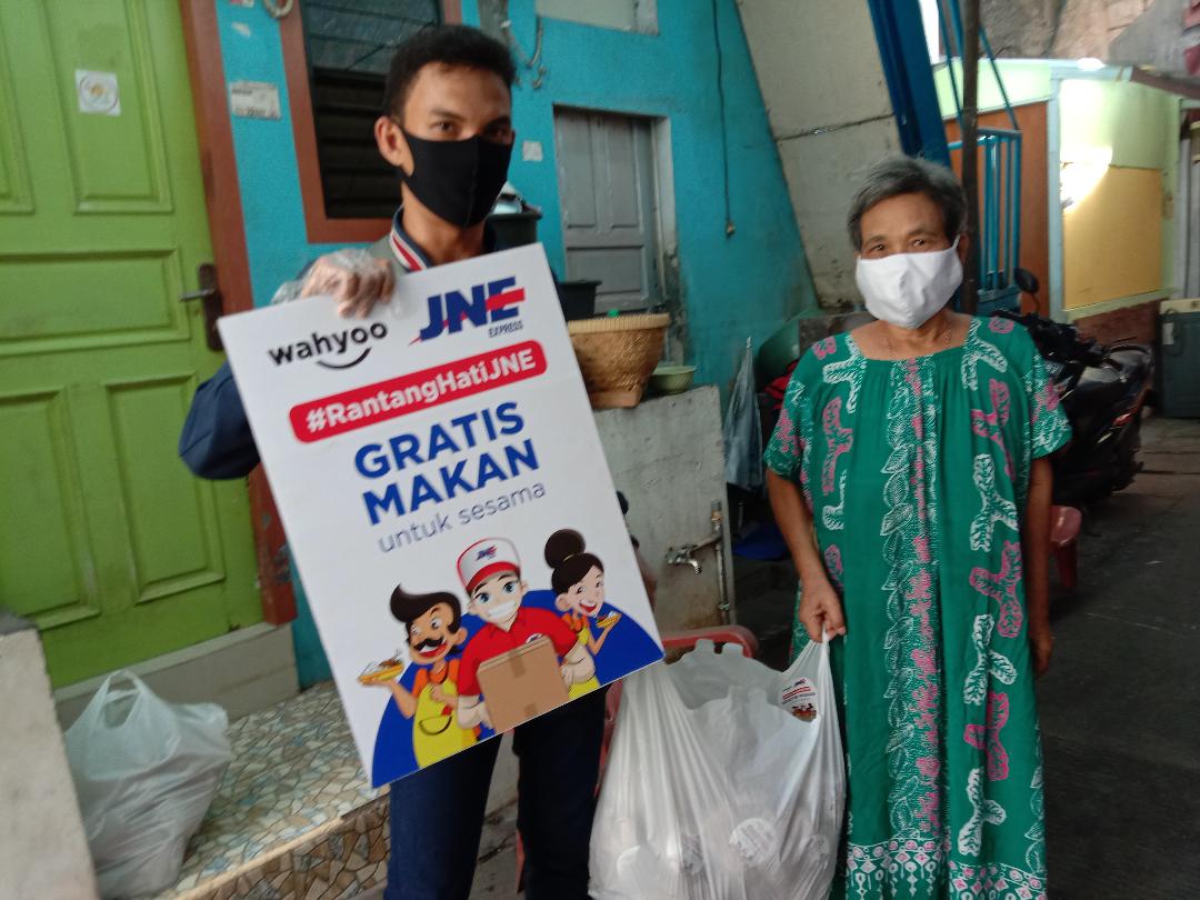 Program #RantangHatiJNE, Berdayakan Mitra Wahyoo Melalui Pembagian Makanan Gratis