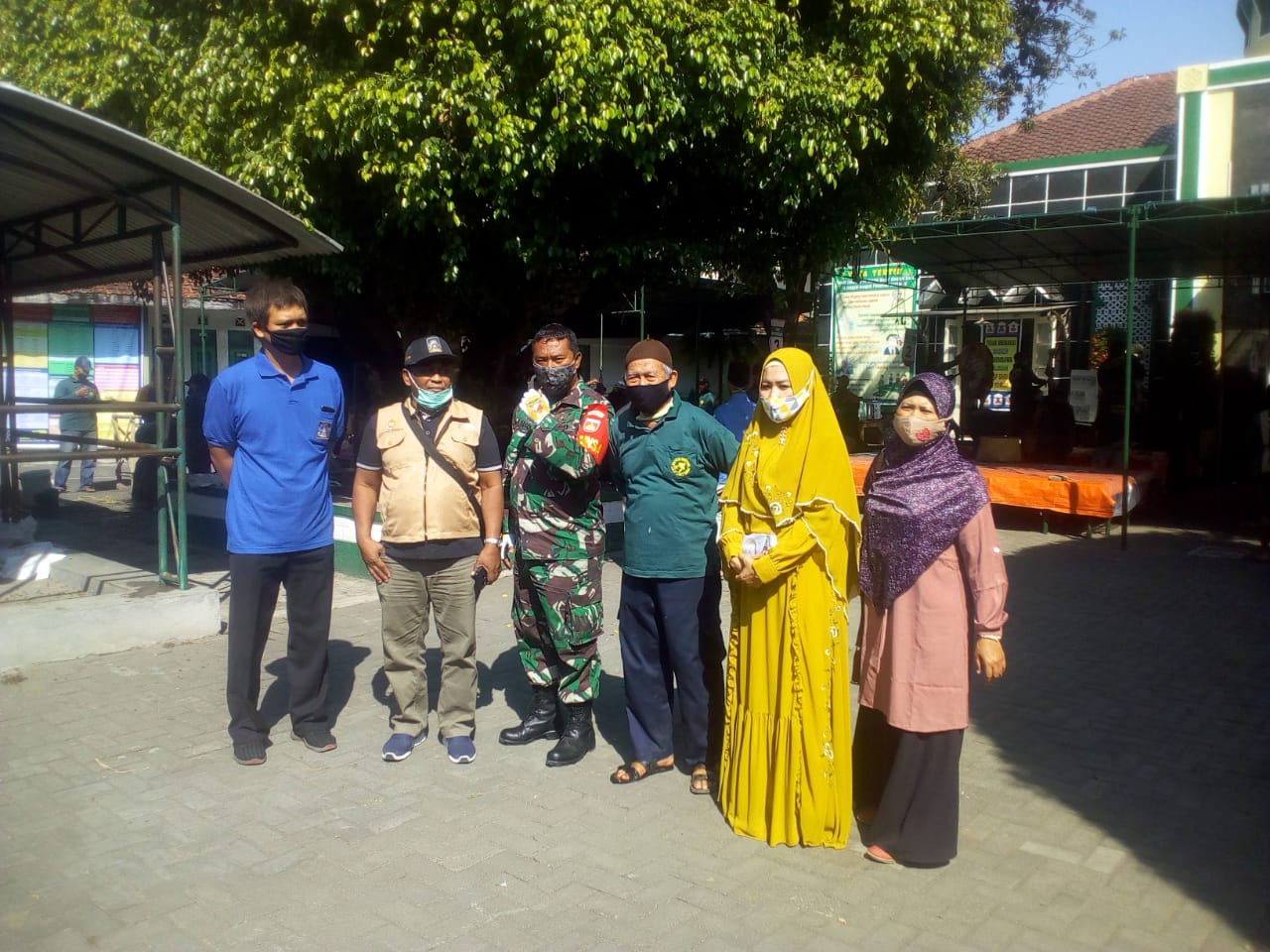 Pastikan Penyembelihan Hewan Kurban Sesuai Protap, Tim Covid-19 Desa Triharjo Turun Lapangan