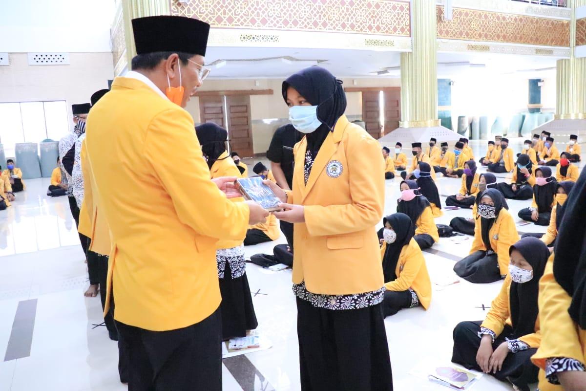 Realisasikan Program Satu Desa Satu Tahfiz, Plt Bupati Indramayu Kukuhkan 40 Santri