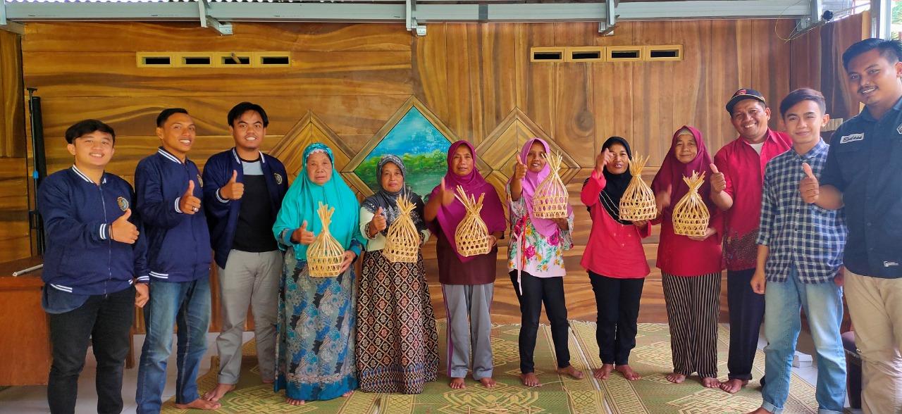 Mahasiswa FT UM Magelang Ciptakan Cetakan Gula Jawa yang Ergonomis