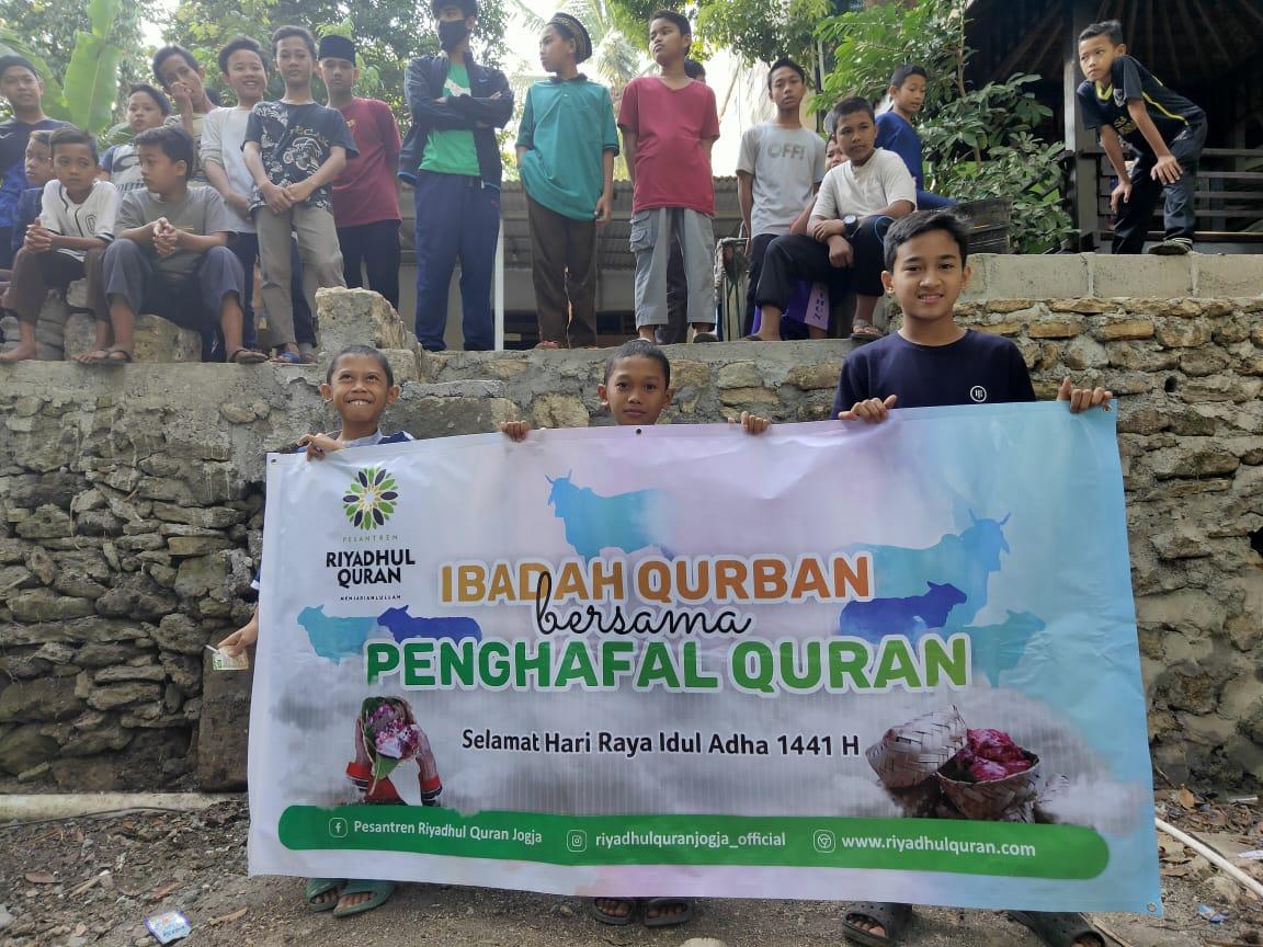 Penyembelihan Hewan Kurban di Ponpes Riyadul Qur’an Triwidadi, Pajangan, Bantul