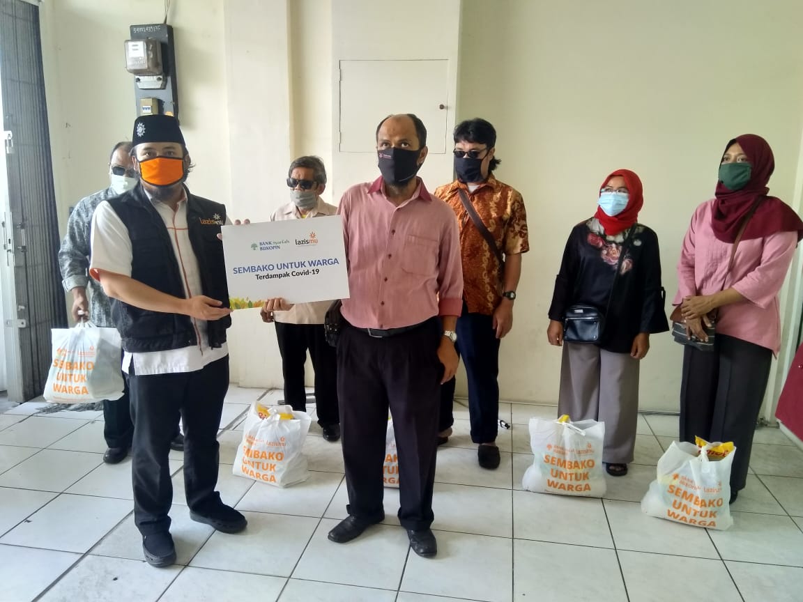 Salurkan Sembako Untuk Tuna Netra, Bank Bukopin Syariah Gandeng Lazismu