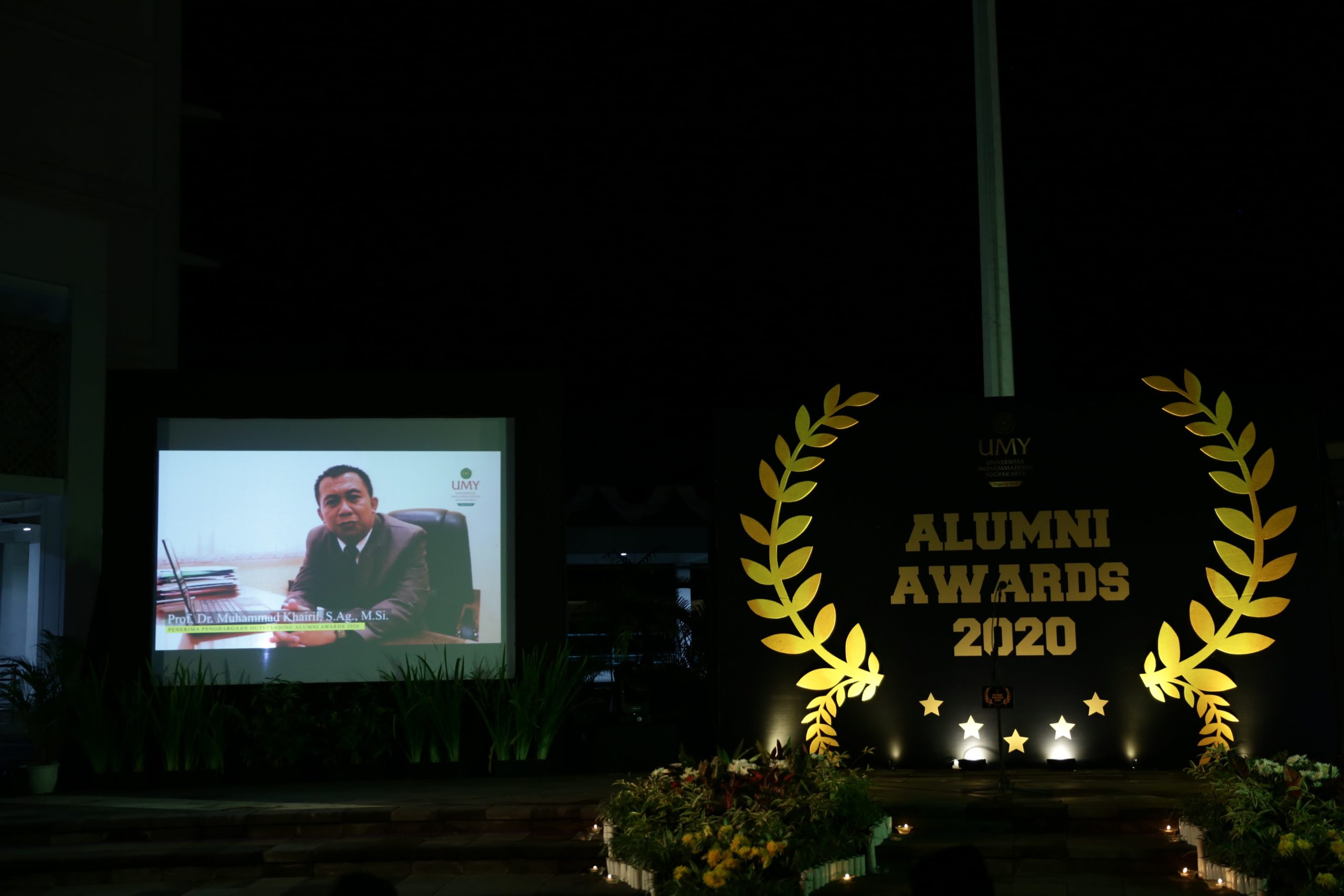 Dekan FISIP Universitas Tadulako Prof Khairil Raih Outstanding Alumni Award UMY 2020