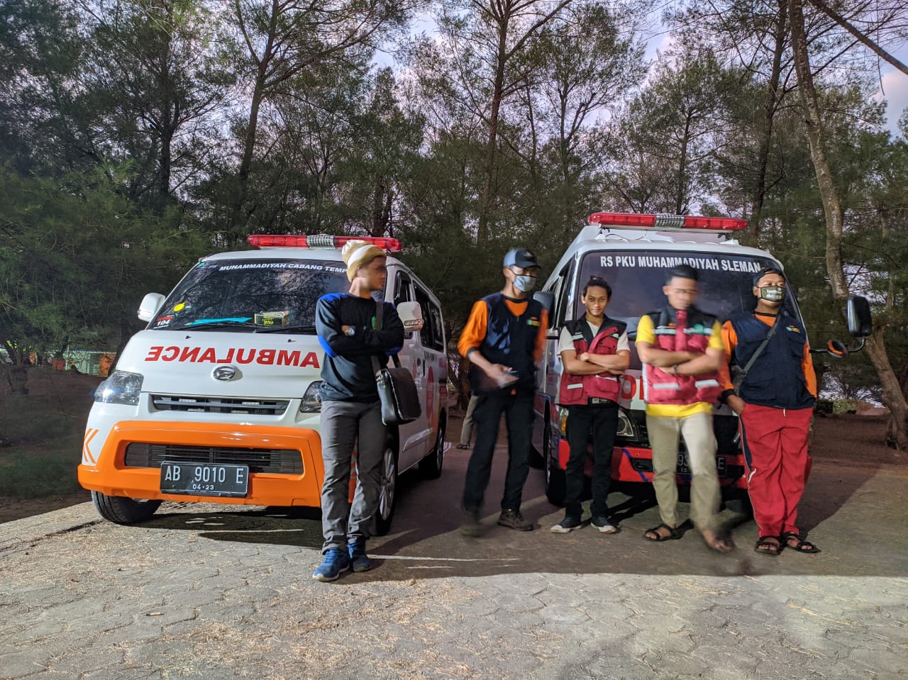 Tim Ambulance PCM Tempel Siaga Bantu Keluarga Korban Laka Laut