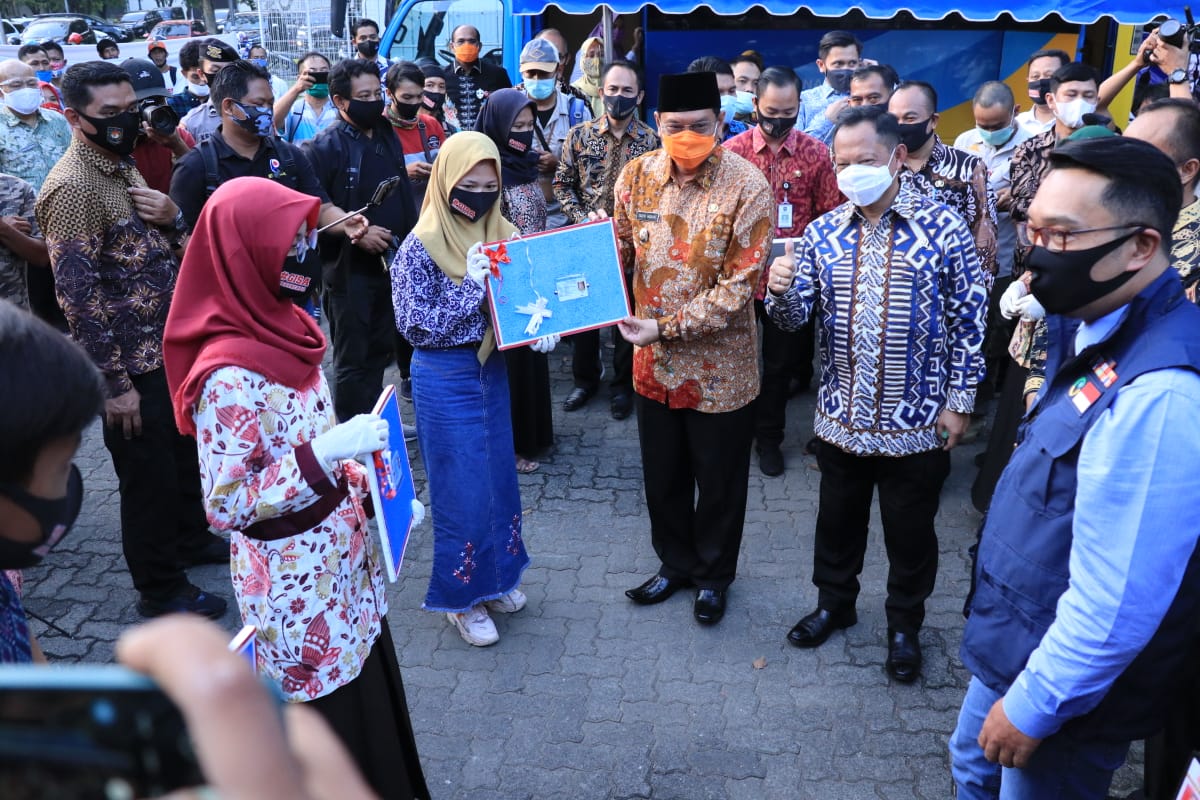 Mendagri Hadiahi “ATM KTP” untuk Indramayu