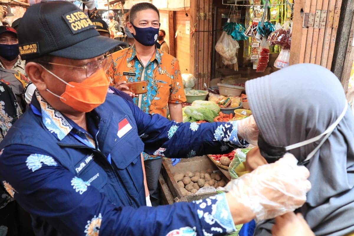 Wabah Covid-19 Belum Reda, Pemkab Indramayu Terus Kampanyekan Penggunaan Masker