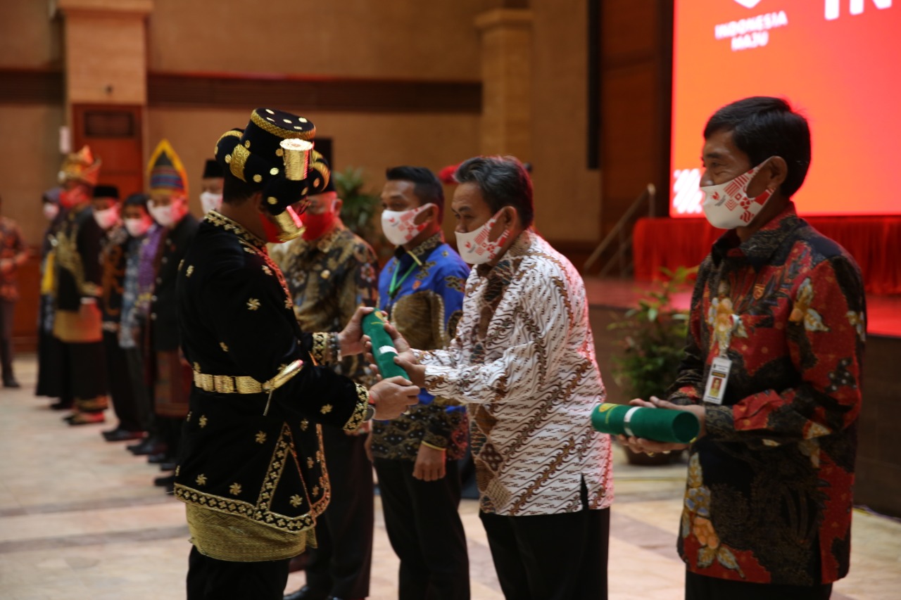 Indramayu Raih Penghargaan Kabupaten Produksi Beras Tertinggi di Indonesia